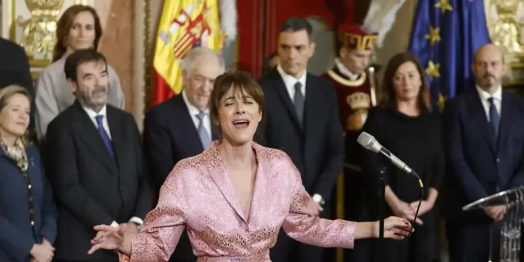 María Berasarte, la cantante que ha sorprendido con su ‘Aquellas pequeñas cosas’ y ‘Al alba’ en el acto por el Día de la Constitución>