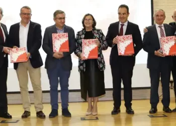 Martín Sanz relata en un libro los 150 años de historia de la Cruz Roja en Alicante con 80 testimonios>