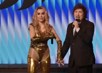 Milei en el escenario de Fátima: besos apasionados y advertencia de “meses duros”