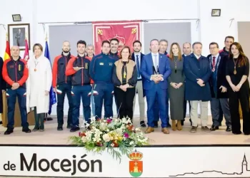 Mocejón rinde homenaje a la bandera y a las actuaciones heróicas durante la DANA>