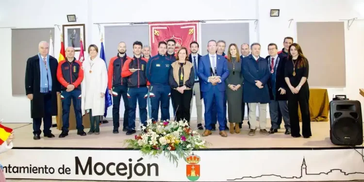Mocejón rinde homenaje a la bandera y a las actuaciones heróicas durante la DANA>