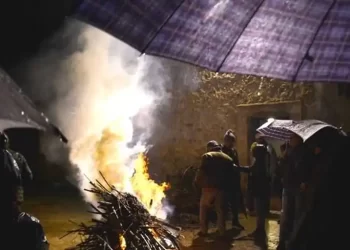 Ni el agua a mares pudo con las Hogueras de la Purísima en Horche>