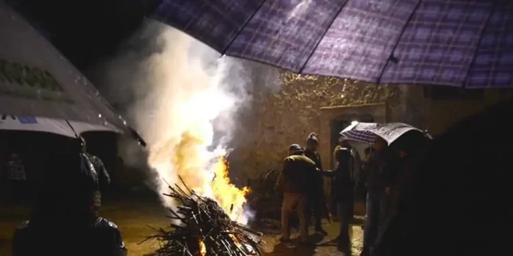 Ni el agua a mares pudo con las Hogueras de la Purísima en Horche>