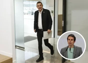Otegi presenta un candidato joven y de perfil social para captar votantes de Podemos>