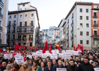 «Pamplona no se vende»: miles de personas protestan contra la moción de censura pactada por PSOE y Bildu>