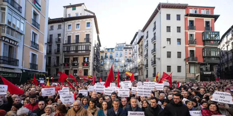 «Pamplona no se vende»: miles de personas protestan contra la moción de censura pactada por PSOE y Bildu>
