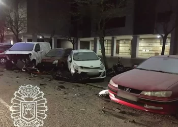Pierde el control de su coche y destroza cinco vehículos aparcados en una calle de Burgos>
