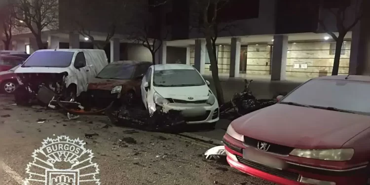 Pierde el control de su coche y destroza cinco vehículos aparcados en una calle de Burgos>