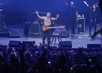 Quejas y abucheos por el «desastre organizativo» en el inicio del concierto de Sting en Christmas by Starlite>
