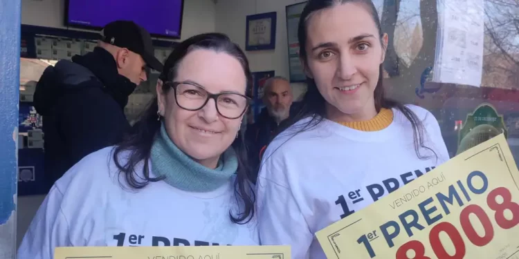 Rocío, la lotera que enviudó hace tres meses y ha repartido 200 millones del Gordo en Madrid: «Mi marido ha movido hilos desde el Cielo»>