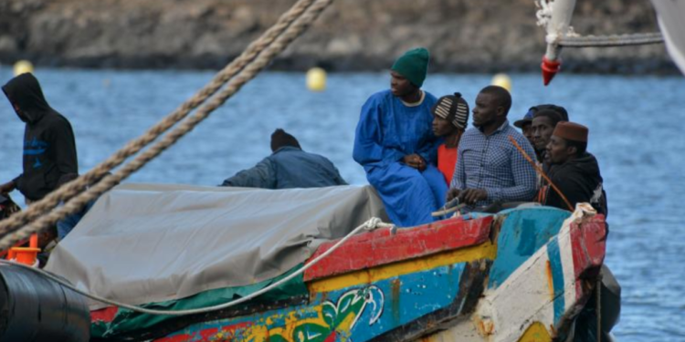 Salvamento parte al rescate de un cayuco con 66 personas en aguas cercanas a El Hierro>