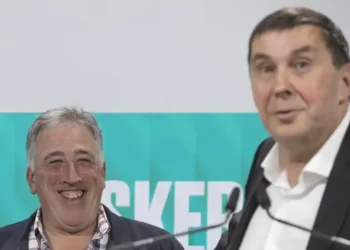 Sánchez y Otegi, una broma sin gracia en Pamplona>