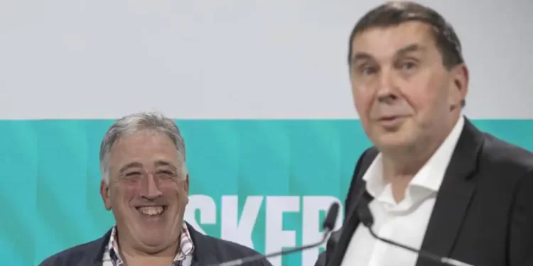 Sánchez y Otegi, una broma sin gracia en Pamplona>