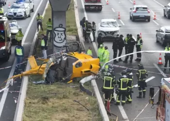 Un helicóptero se estrella en la M-40 de Madrid: deja tres heridos y cortes de tráfico>