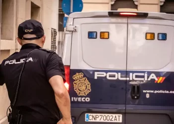 Un hombre viola a su perra en plena calle tras obligarle a que le hiciera una felación>