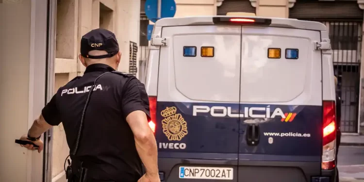 Un hombre viola a su perra en plena calle tras obligarle a que le hiciera una felación>