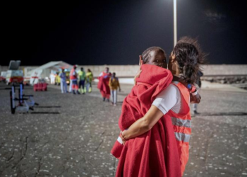 Una embarcación de recreo se tropieza con un cayuco en aguas de Gran Canaria>