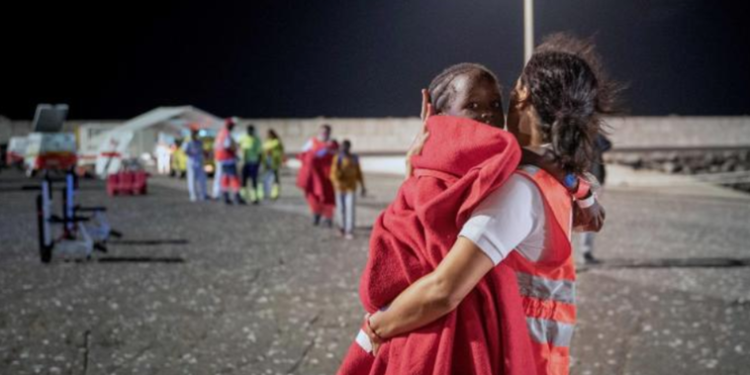 Una embarcación de recreo se tropieza con un cayuco en aguas de Gran Canaria>