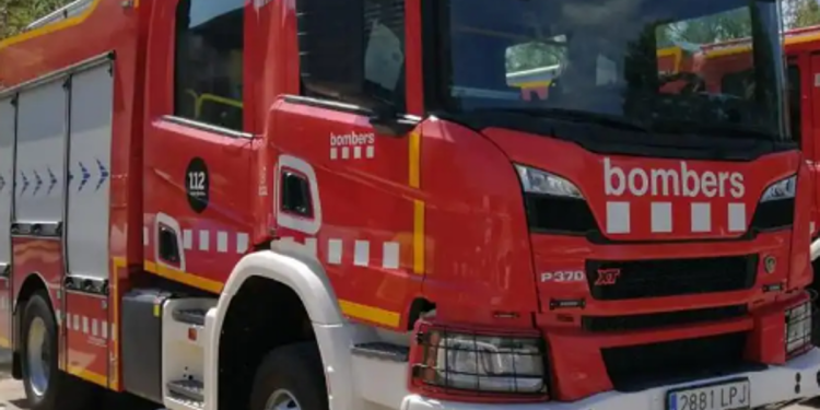 Una persona muere al incendiarse una vivienda en Barcelona>