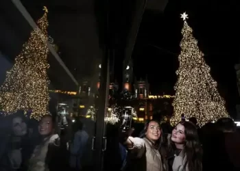 Valencia enciende la Navidad «desde la ilusión y la alegría»: dos millones de luces iluminan la ciudad>