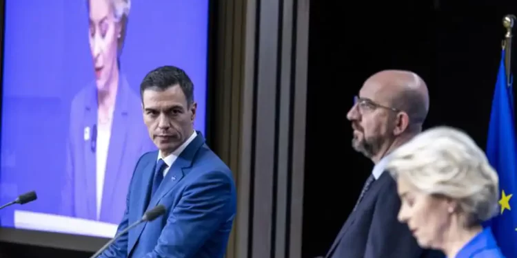 Von der Leyen evita apoyar a Sánchez cuando le preguntan por la situación en España>