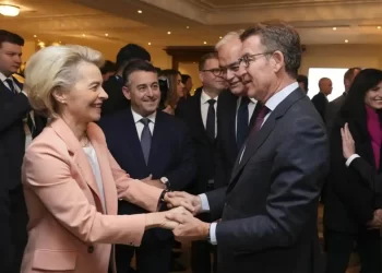 Von der Leyen refuerza a Feijóo «preocupada» por España>
