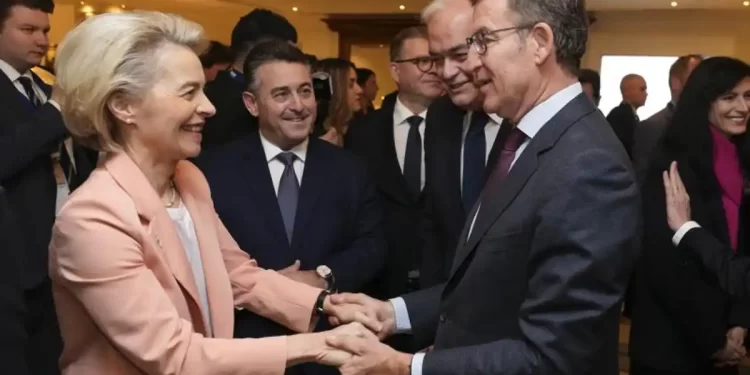 Von der Leyen refuerza a Feijóo «preocupada» por España>
