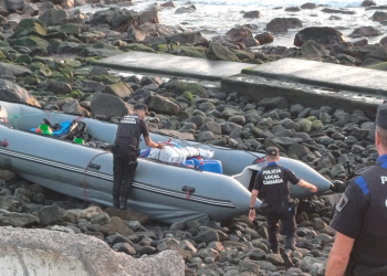 Aparece una zódiac varada llena de combustible en Las Palmas de Gran Canaria>
