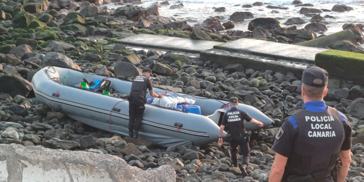 Aparece una zódiac varada llena de combustible en Las Palmas de Gran Canaria>