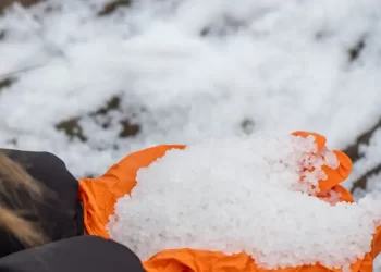 Arenales gallegos se llenan de pellets al perder un buque parte de su carga en Portugal>
