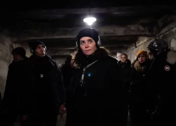 Ayuso visita Auschwitz, donde «no hace tanto y no muy lejos, se perdió la dignidad»>