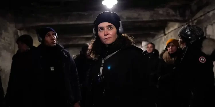 Ayuso visita Auschwitz, donde «no hace tanto y no muy lejos, se perdió la dignidad»>