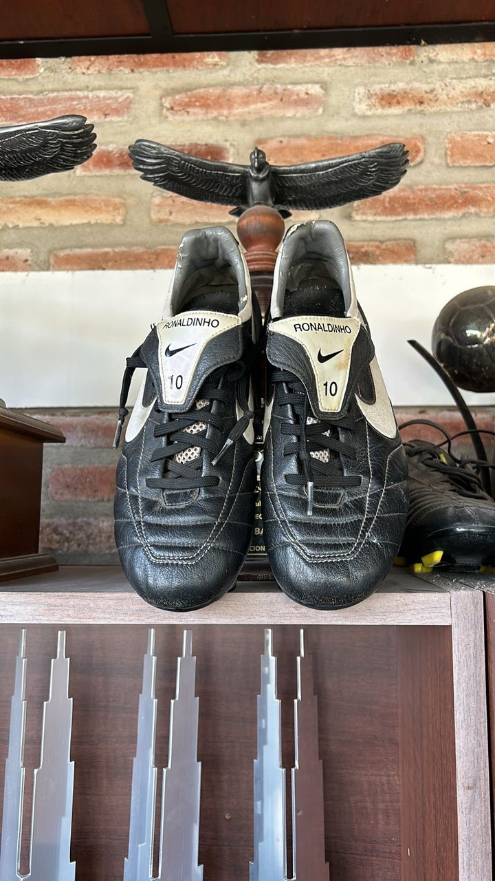 Los botines de Ronaldinho, en el museo de Baldassi. 