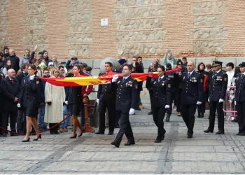 Cárdenas, el policía nacional de raza que izó la bandera de España en Toledo en el bicentenario del cuerpo>