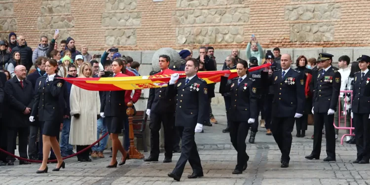 Cárdenas, el policía nacional de raza que izó la bandera de España en Toledo en el bicentenario del cuerpo>