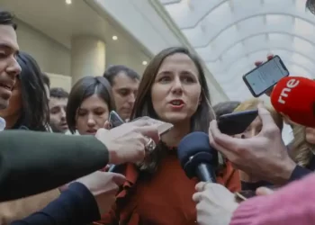 Díaz fracasa en su primer decreto y abre otra brecha a Sánchez>