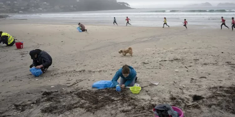 Dos terceras partes de los plásticos recogidos por la Xunta en las playas gallegas no son pélets>