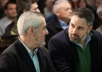 El candidato de Vox a la Xunta, abucheado por los afiliados de su provincia en presencia de Abascal>