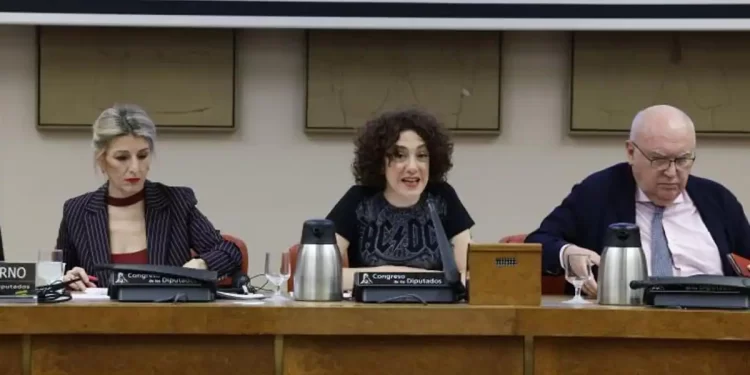 El estreno de la traducción en las comisiones termina en caos>