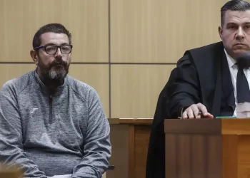 El parricida de Sueca que mató a su hijo con la madre al teléfono: «Lo cogí del cuello y le clavé el cuchillo varias veces»>