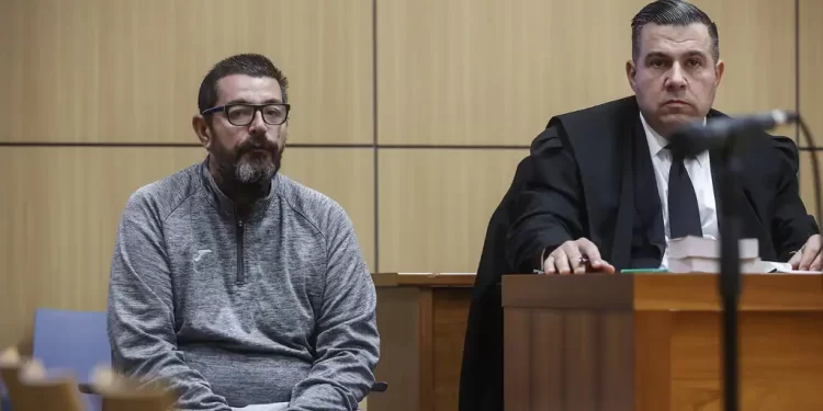 El parricida de Sueca que mató a su hijo con la madre al teléfono: «Lo cogí del cuello y le clavé el cuchillo varias veces»>