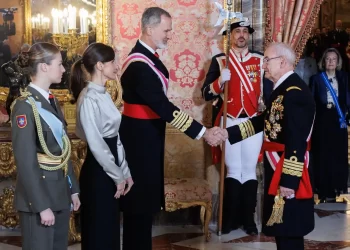 El Rey recuerda que las Fuerzas Armadas son una garantía para la «convivencia democrática»>