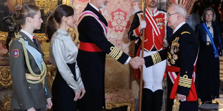 El Rey recuerda que las Fuerzas Armadas son una garantía para la «convivencia democrática»>