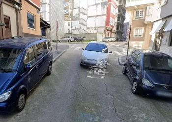 Encuentran el cadáver de un hombre clavado en una valla en La Coruña>