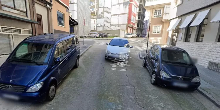 Encuentran el cadáver de un hombre clavado en una valla en La Coruña>