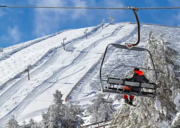 Estaciones de esquí en Madrid: cuándo abren, horarios, kilómetros esquiables y pistas abiertas>