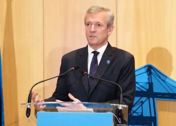 Galicia acepta elevar la alerta al nivel 2 por el vertido de pellets y conmina al Gobierno a actuar en el mar>