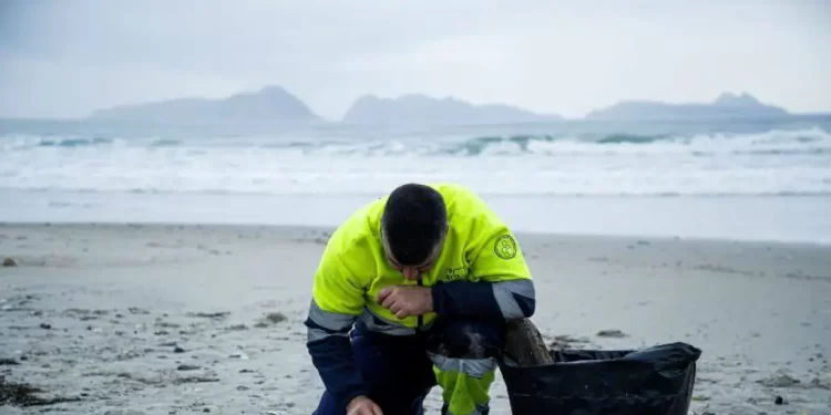 Galicia, Asturias y Cantabria elevan la alerta en sus planes de emergencia por la oleada de pellets>