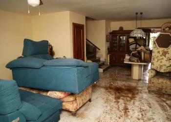 «Impotencia y rabia» en Viana de Cega tras los desalojos por la crecida del río: «En diez minutos todo se desbordó»>