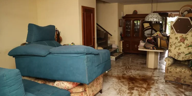 «Impotencia y rabia» en Viana de Cega tras los desalojos por la crecida del río: «En diez minutos todo se desbordó»>